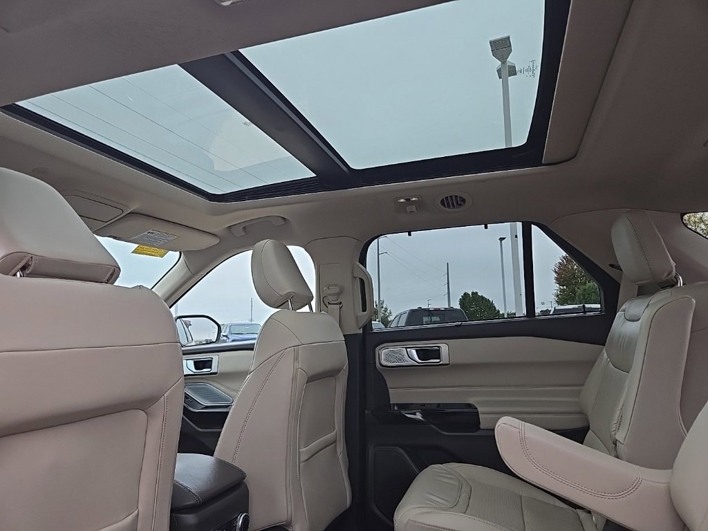 Certified 2022 Ford Explorer Platinum w/ Equipment Group 601A image 18