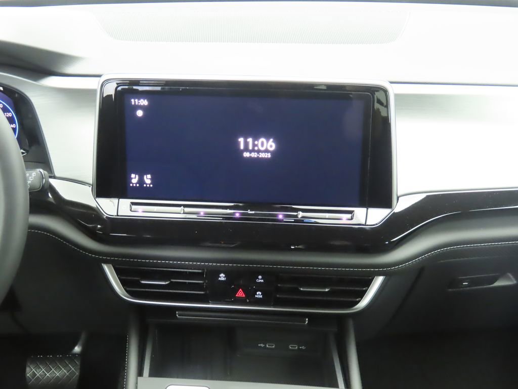 Used 2025 Volkswagen Atlas Cross Sport SE image 14