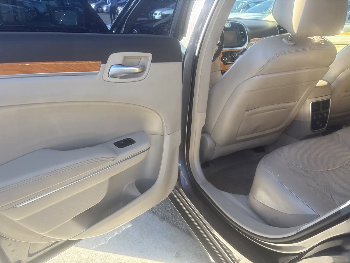 Used 2014 Chrysler 300 C image 23