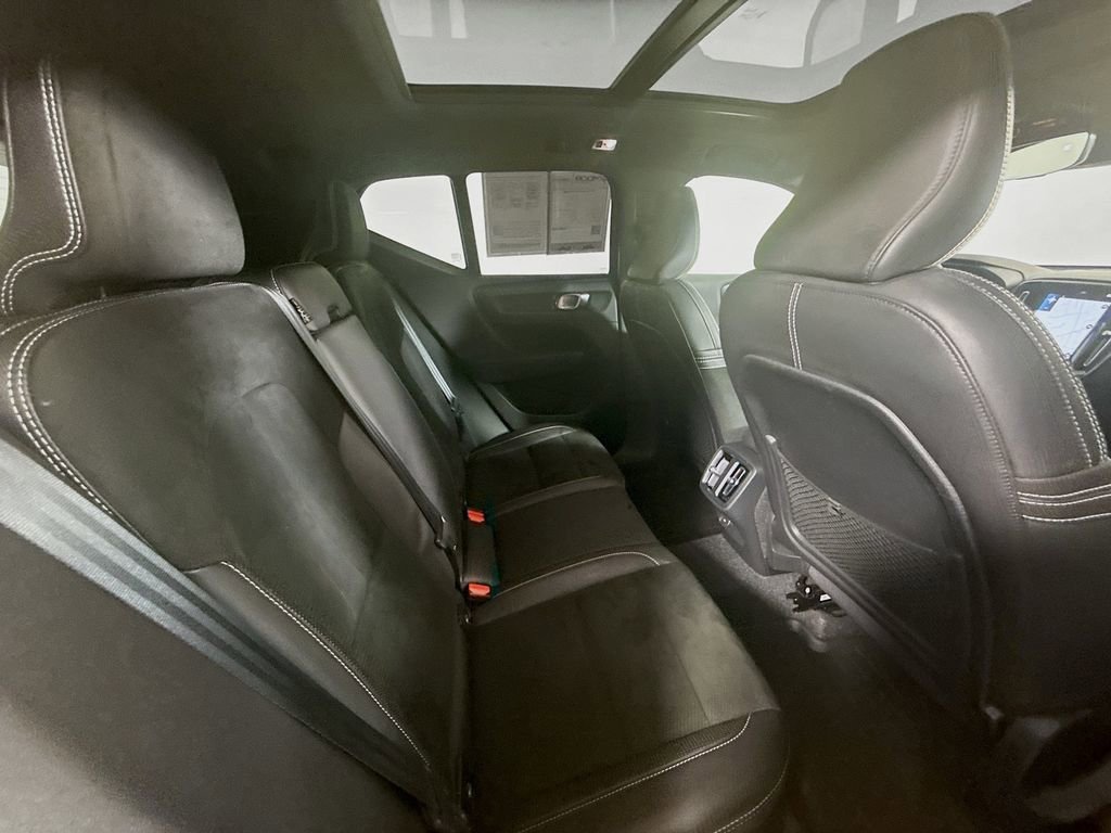 Used 2021 Volvo XC40 T5 R-Design image 28
