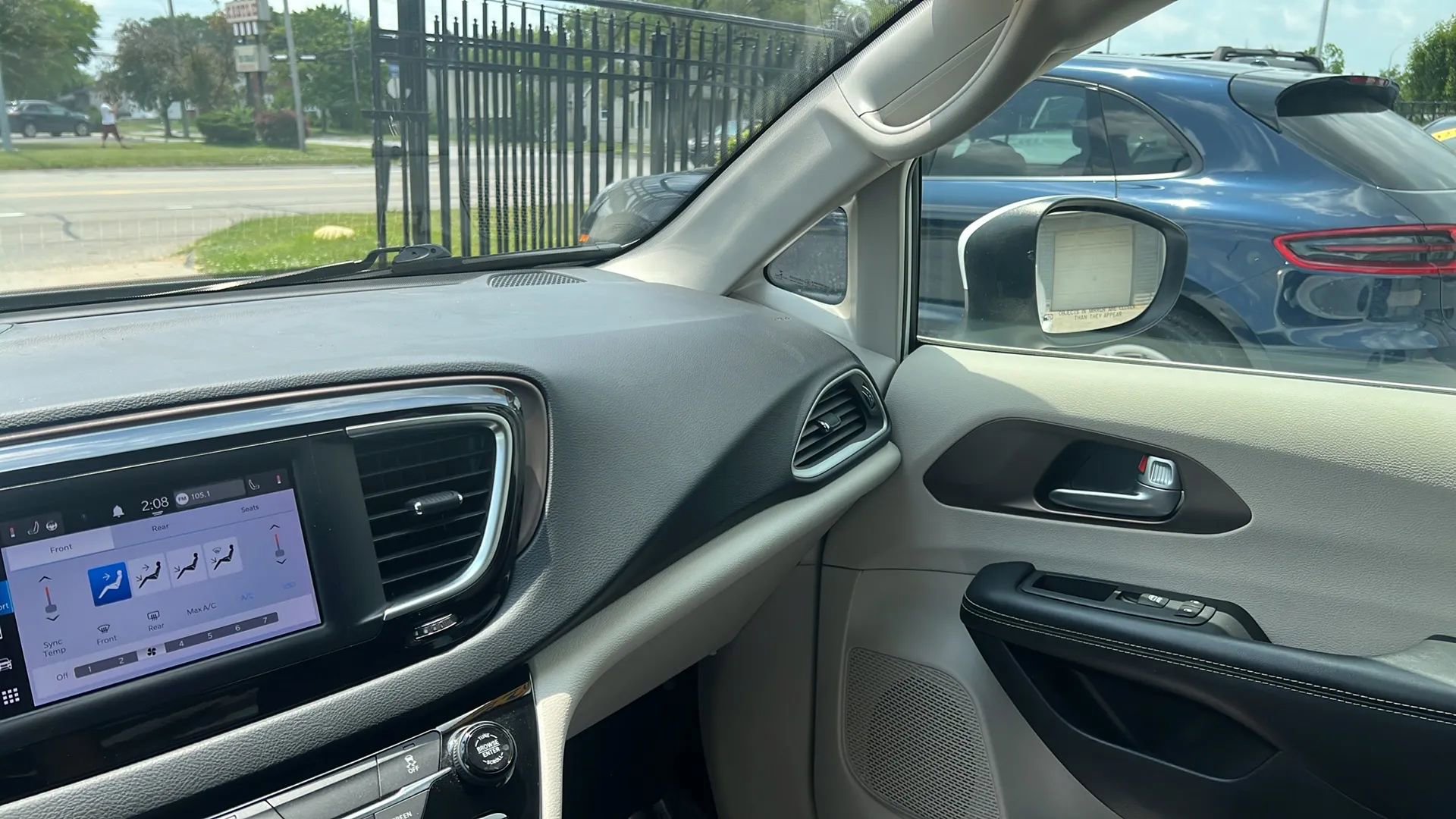 Used 2022 Chrysler Voyager LX image 20