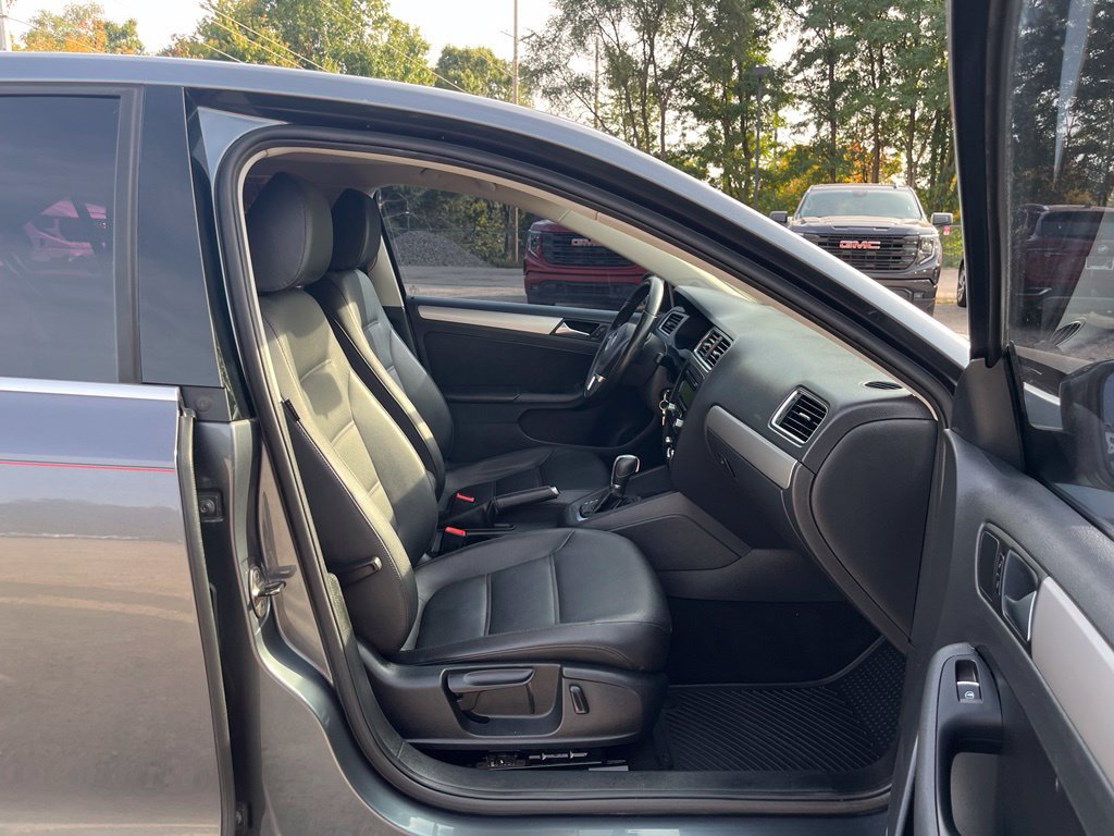 Used 2013 Volkswagen Jetta SE FWD image 32