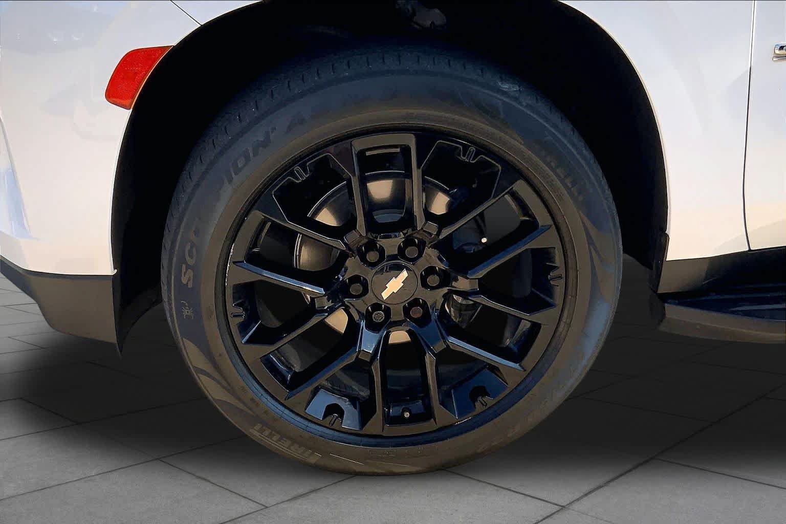 Used 2022 Chevrolet Suburban LT w/ LT Signature Package AWD/4WD image 10