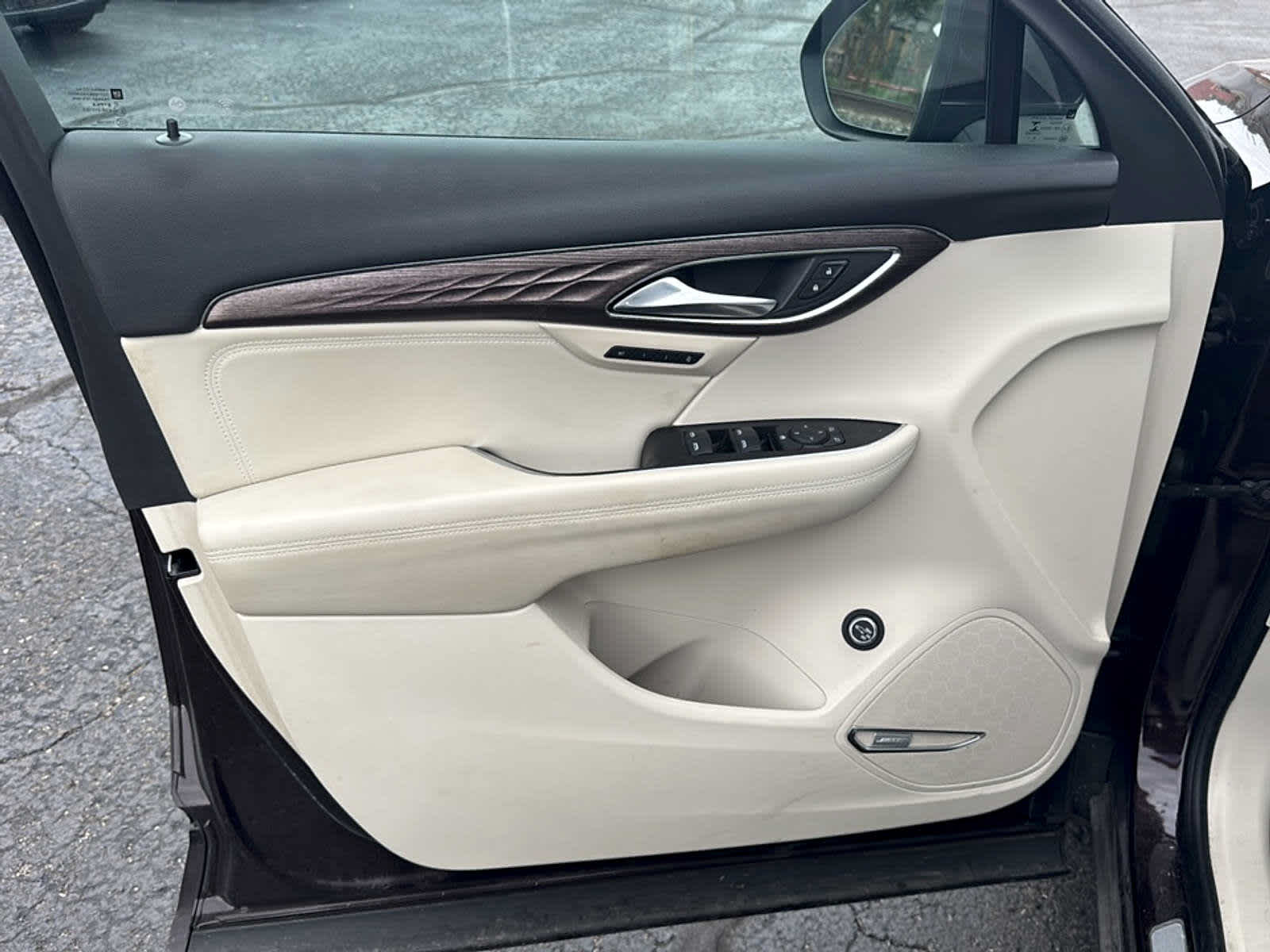Used 2022 Buick Envision Avenir w/ Technology Package II FWD image 8