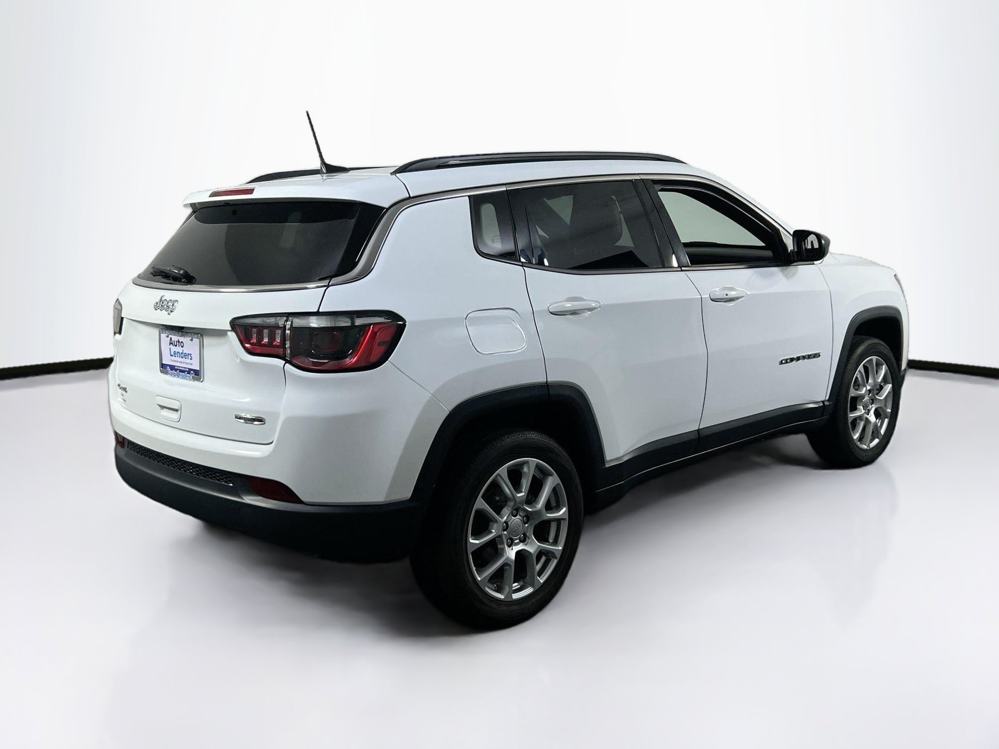 Used 2023 Jeep Compass Latitude w/ Sun and Sound Group AWD/4WD image 5