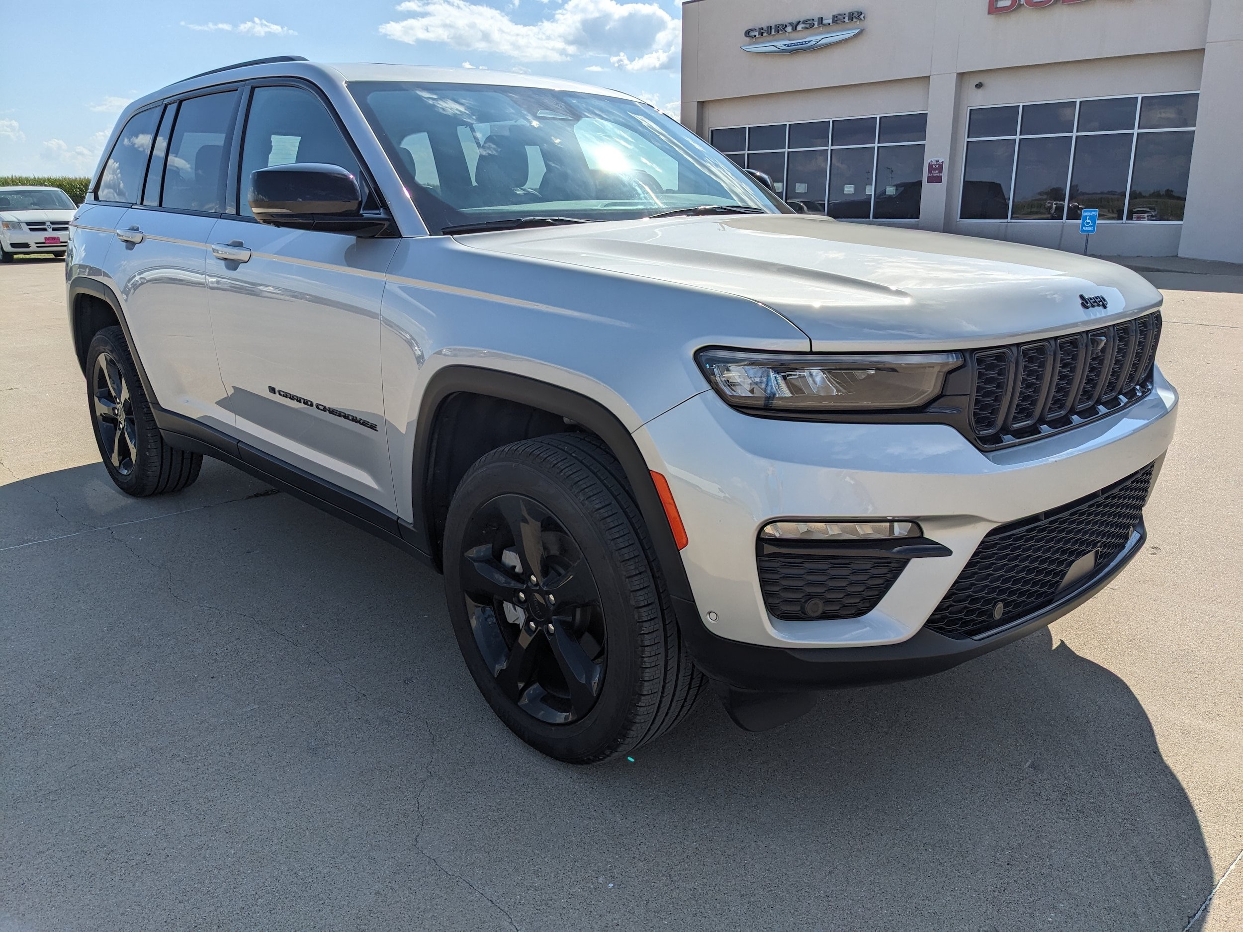 Used 2025 Jeep Grand Cherokee Limited w/ Luxury Tech Group II AWD/4WD image 2