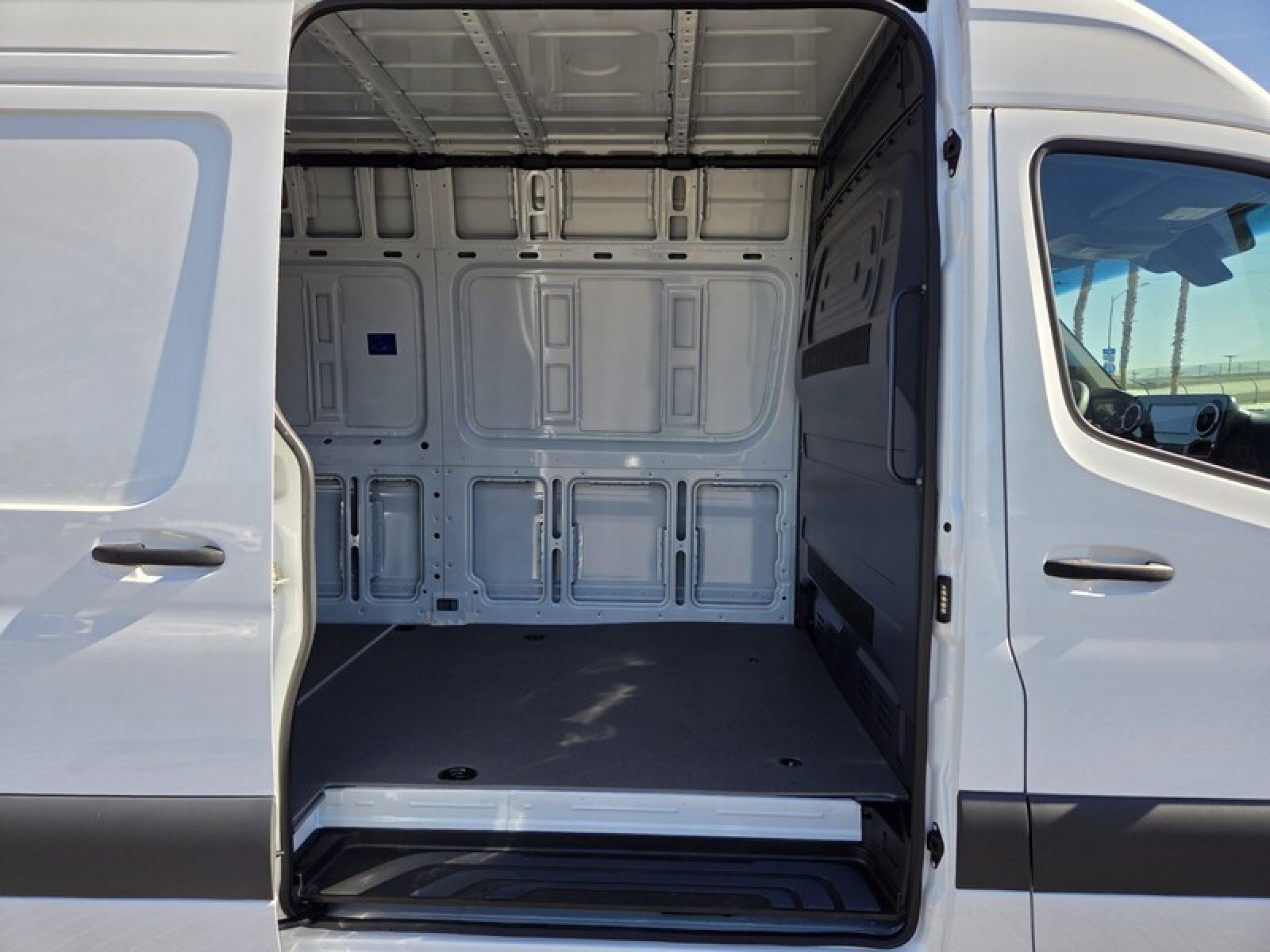 New 2025 Mercedes-Benz eSprinter 170 Cargo image 15