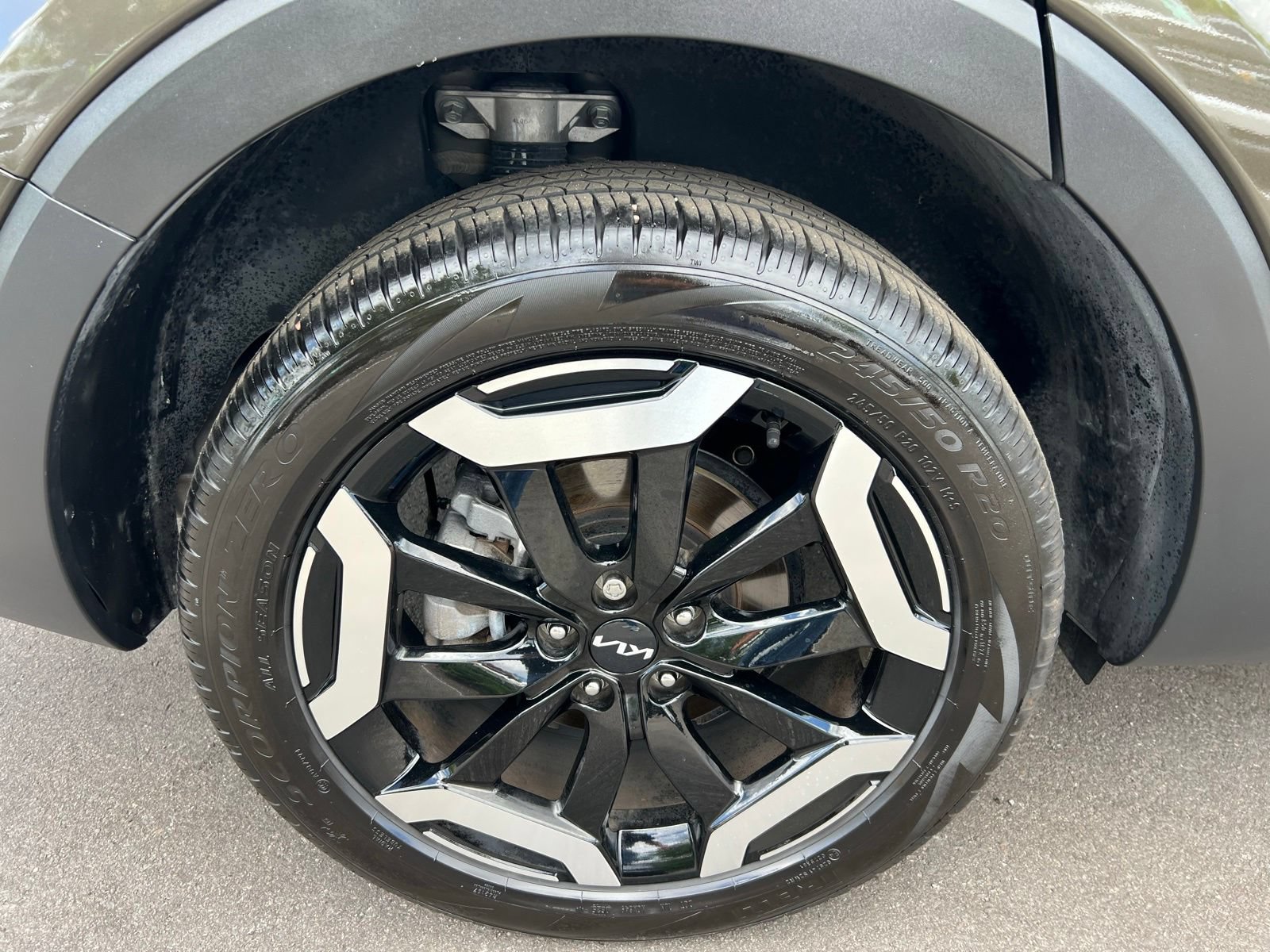 Used 2025 Kia Telluride EX w/ EX Captain's Chair Package FWD image 16