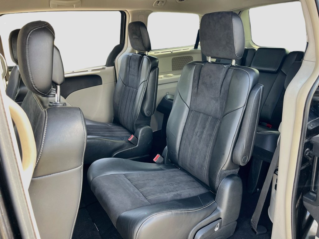 Used 2014 Chrysler Town & Country Touring-L FWD image 22