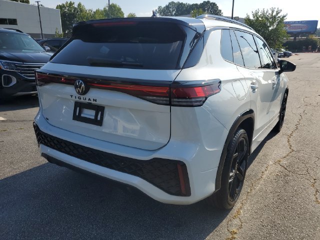 Certified 2025 Volkswagen Tiguan SE R-Line FWD image 4