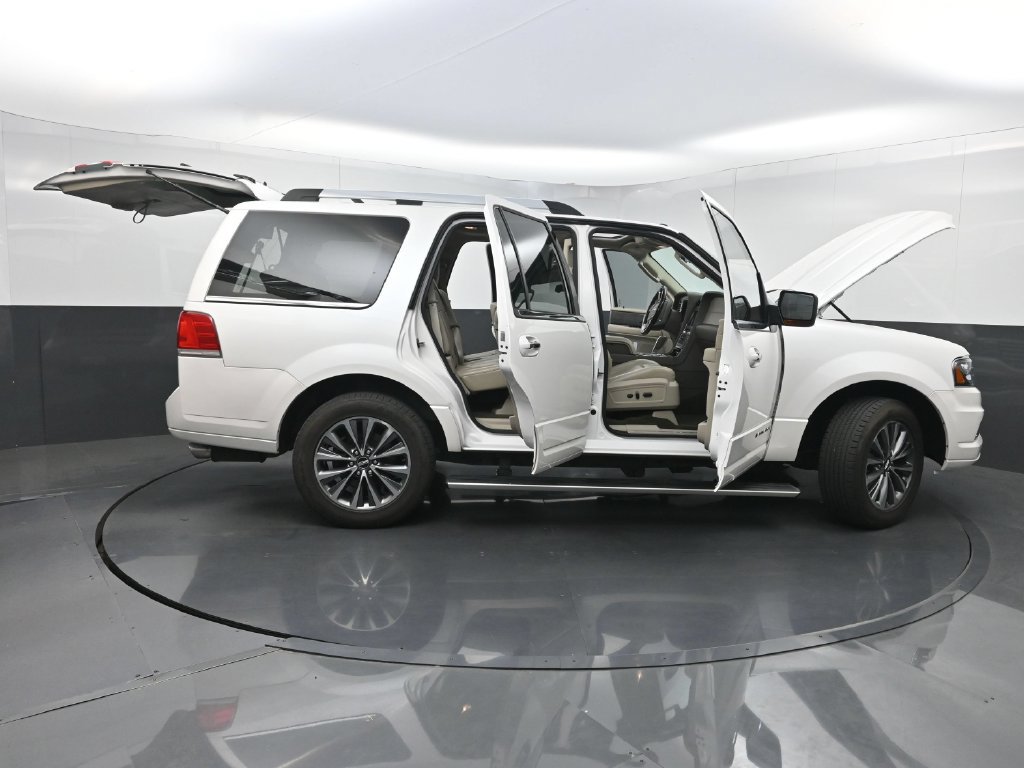 Used 2017 Lincoln Navigator Select RWD image 35