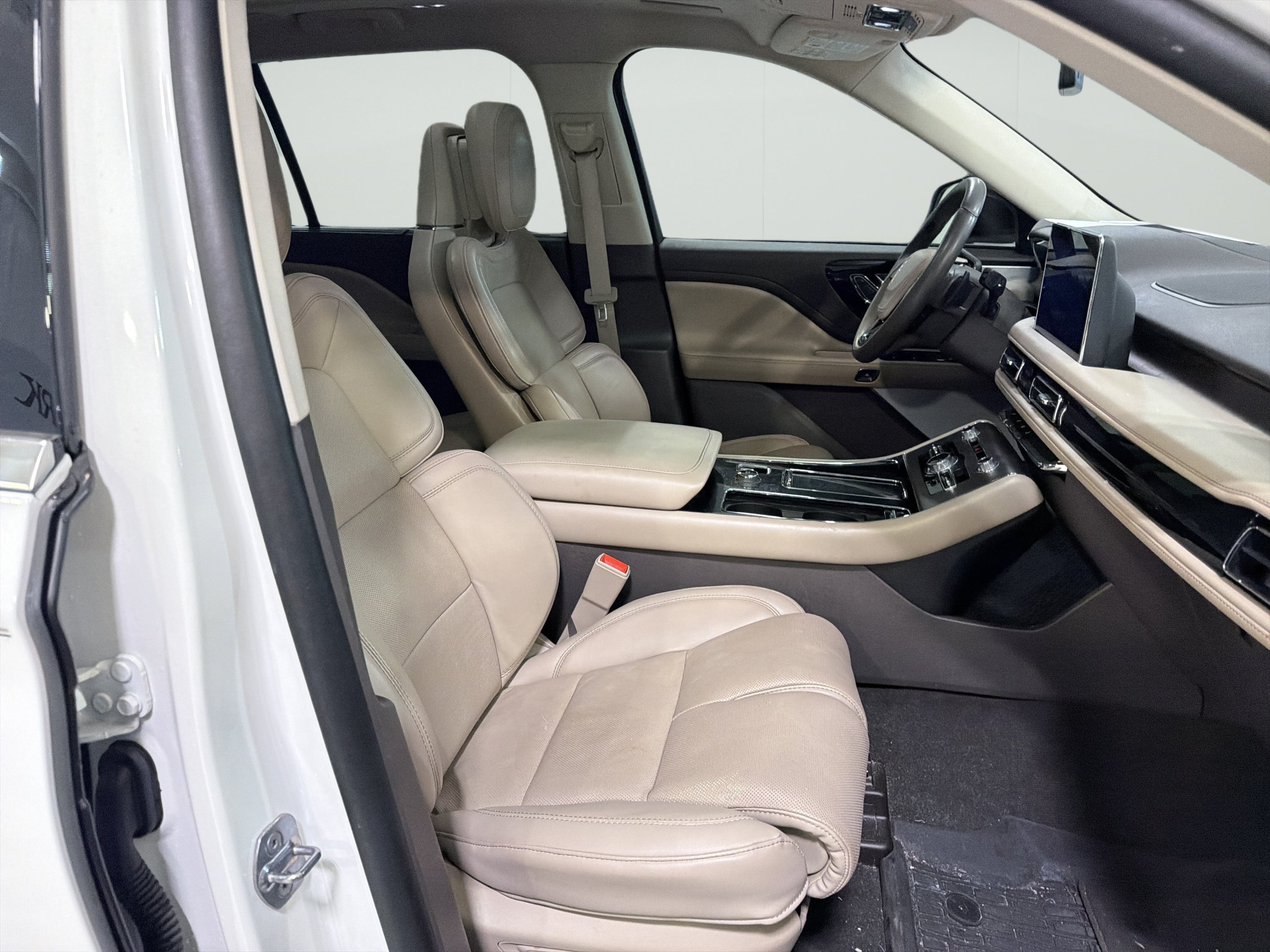 Used 2023 Lincoln Aviator Reserve w/ Equipment Group 201A AWD/4WD image 17