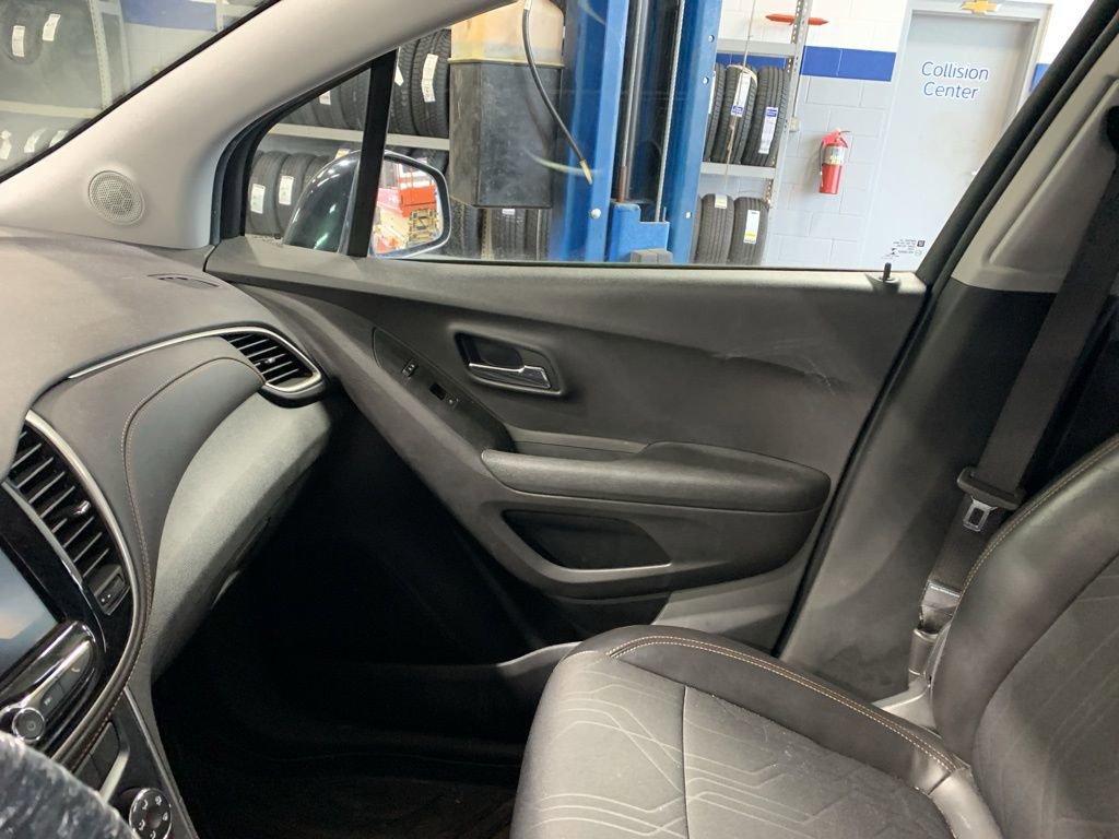 Used 2020 Chevrolet Trax LT w/ LT Convenience Package image 9