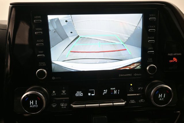 Used 2022 Toyota Highlander LE AWD/4WD image 27