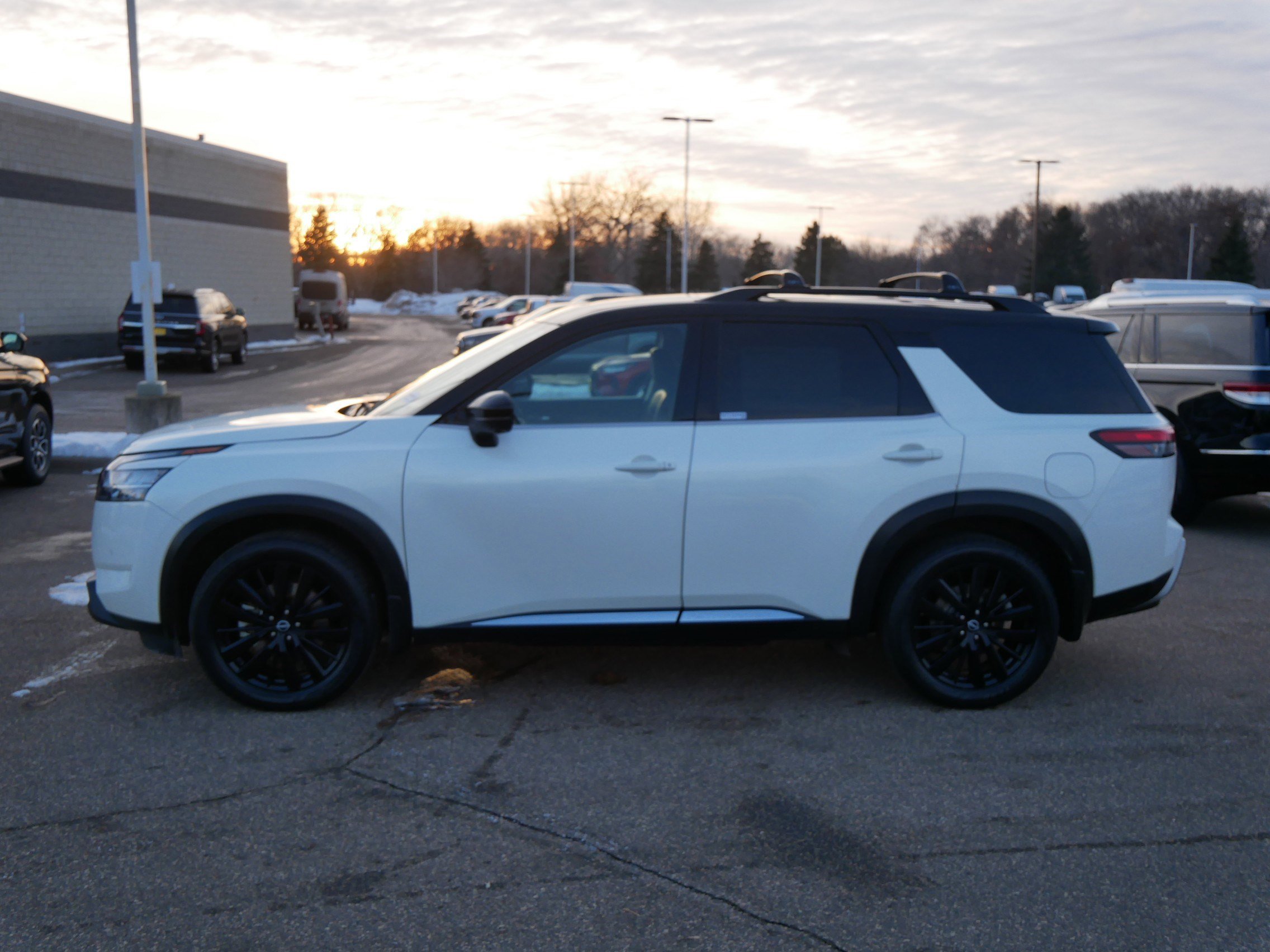 Used 2023 Nissan Pathfinder Platinum image 4