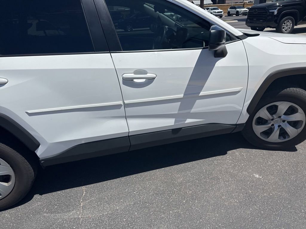 Used 2022 Toyota RAV4 LE FWD image 4