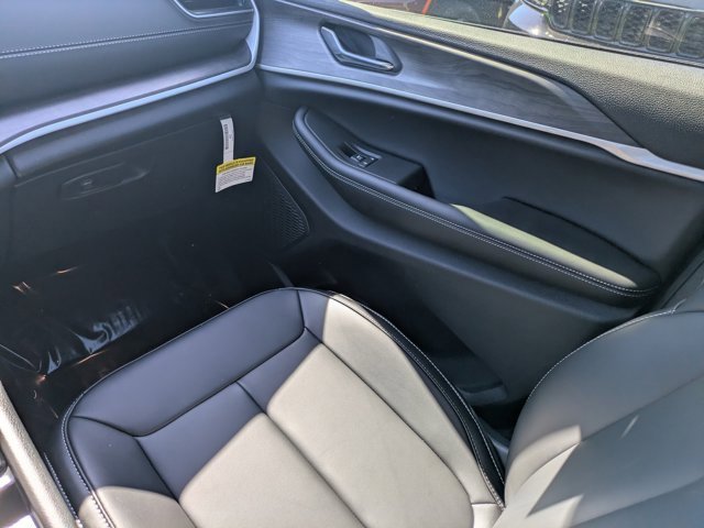 New 2025 Jeep Grand Cherokee L Limited w/ Black Appearance Package image 15