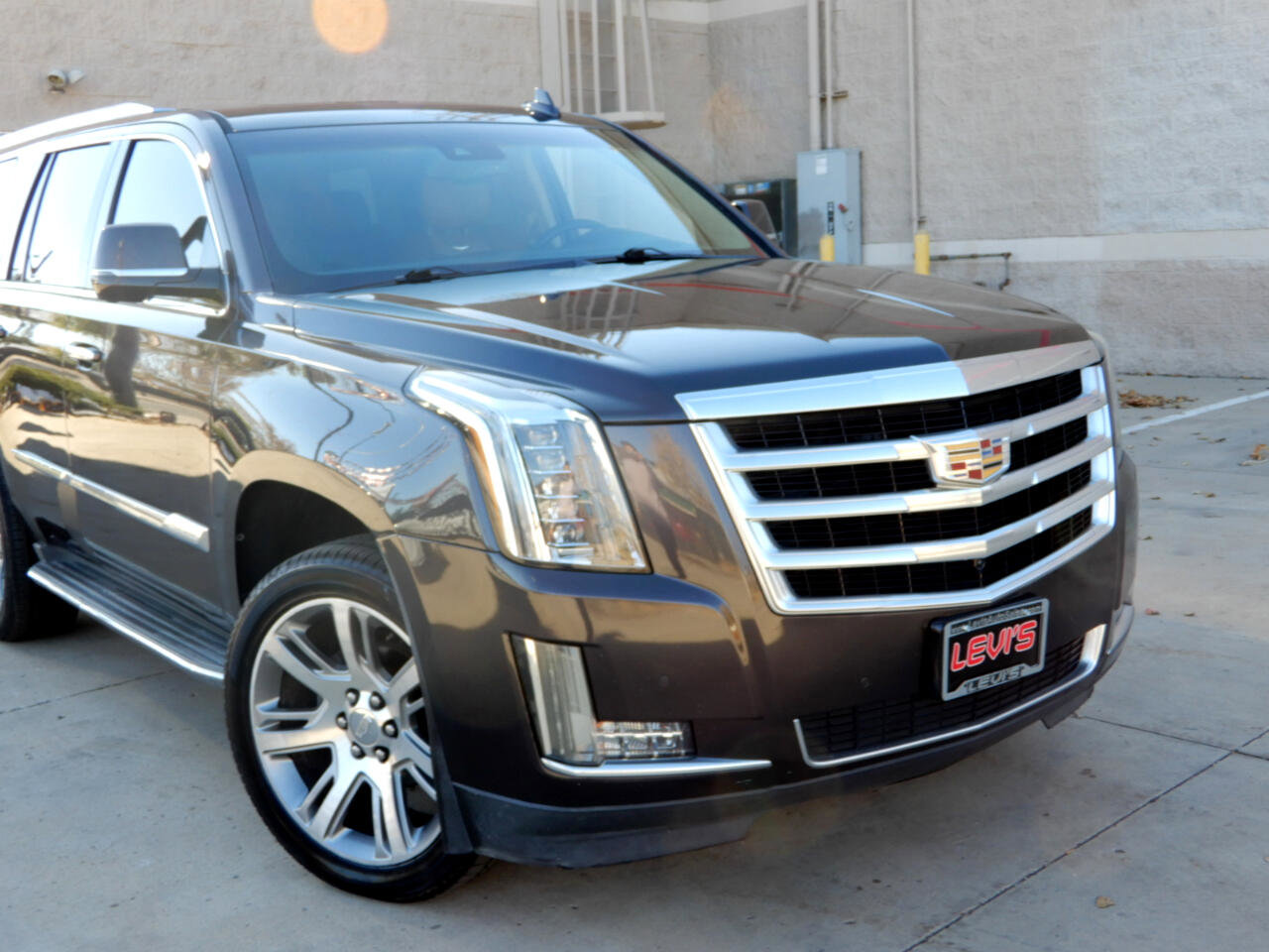 Used 2016 Cadillac Escalade Luxury image 2