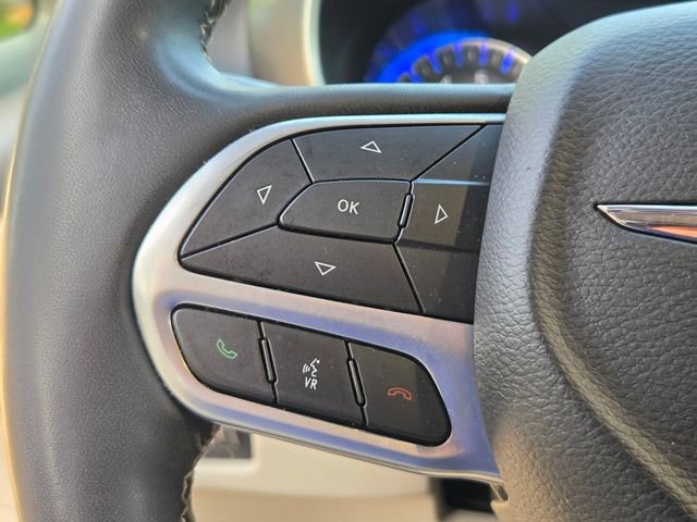 Used 2023 Chrysler Pacifica Touring-L FWD image 23