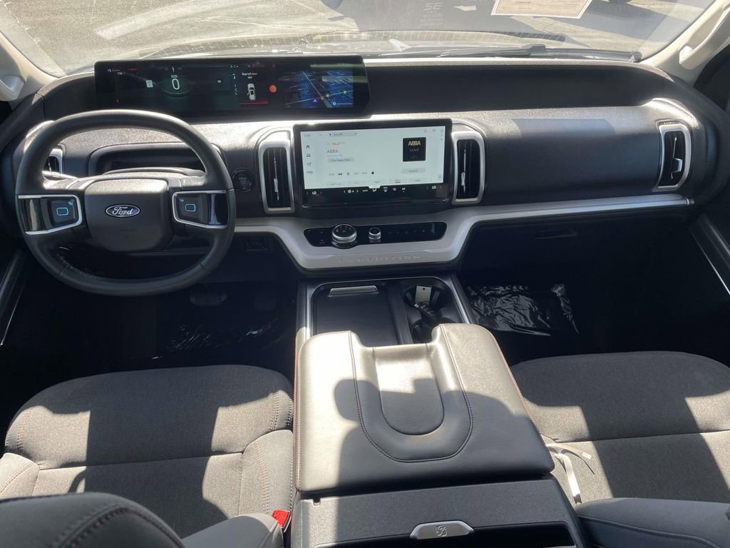 Certified 2025 Ford Expedition Active image 8