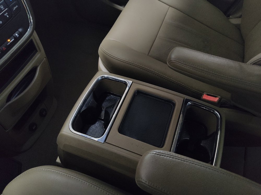 Used 2016 Chrysler Town & Country Touring w/ Driver Convenience Group image 26