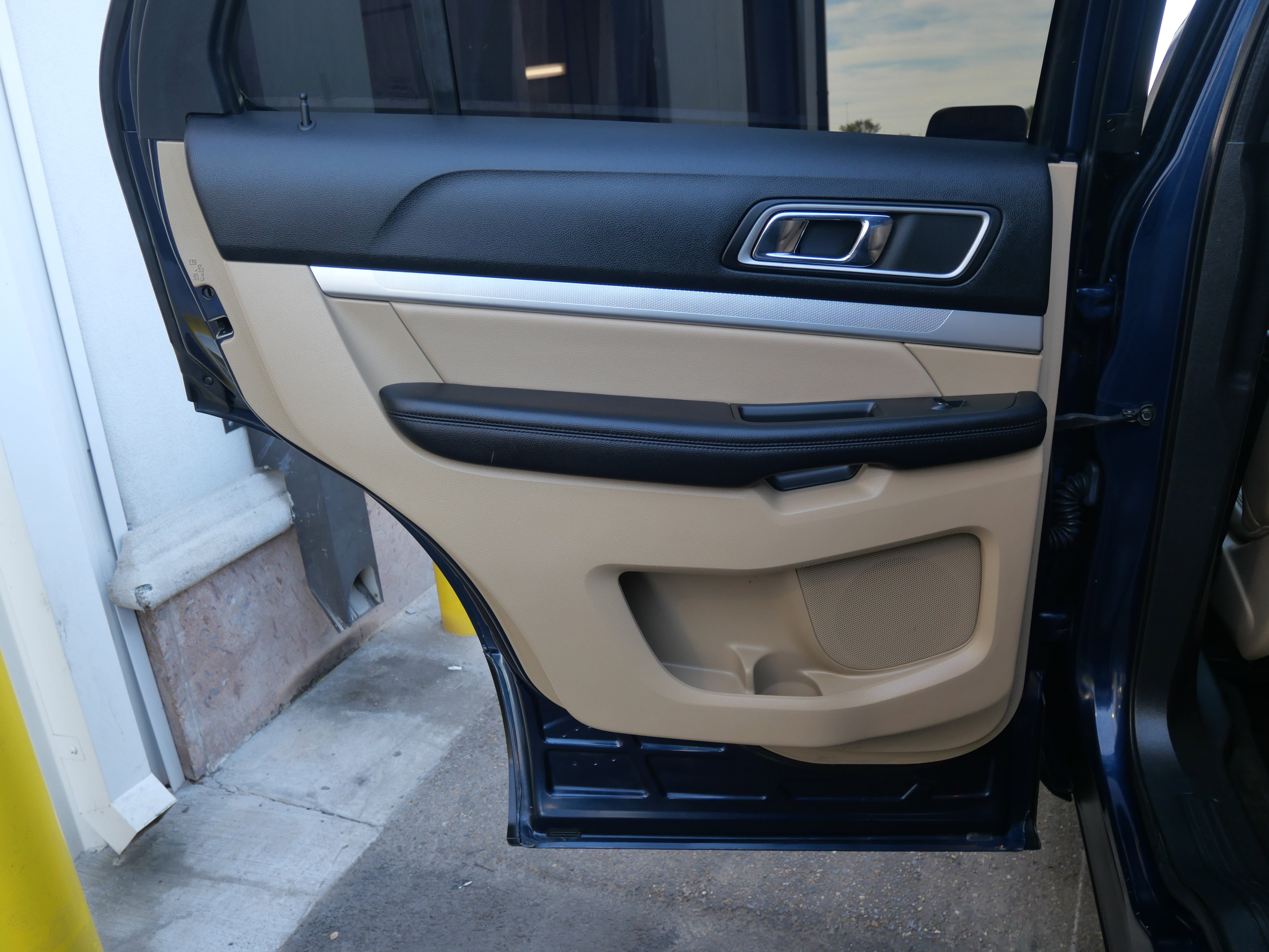 Used 2017 Ford Explorer XLT w/ Equipment Group 202A image 9