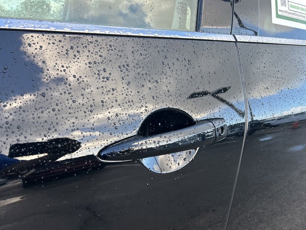 Used 2025 Nissan Pathfinder SV image 19