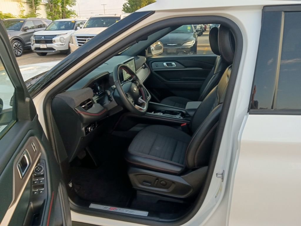 Used 2025 Ford Explorer ST-Line w/ ST-Line Street Pack AWD/4WD image 4