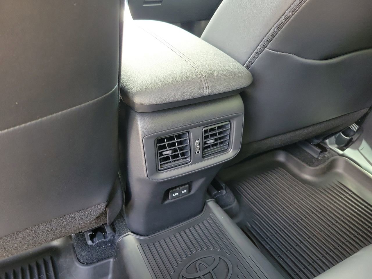 Used 2022 Toyota RAV4 XLE Premium image 11