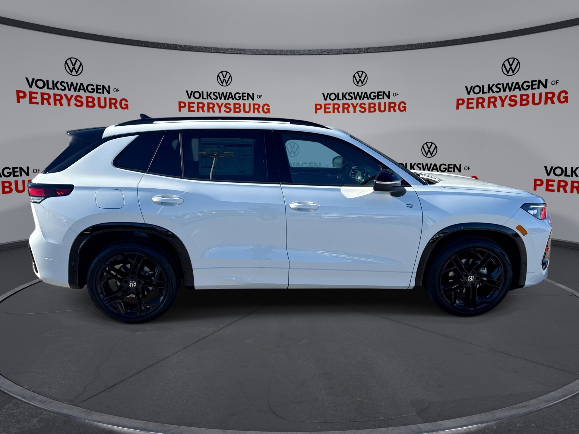 New 2026 Volkswagen Tiguan SE R-Line image 9