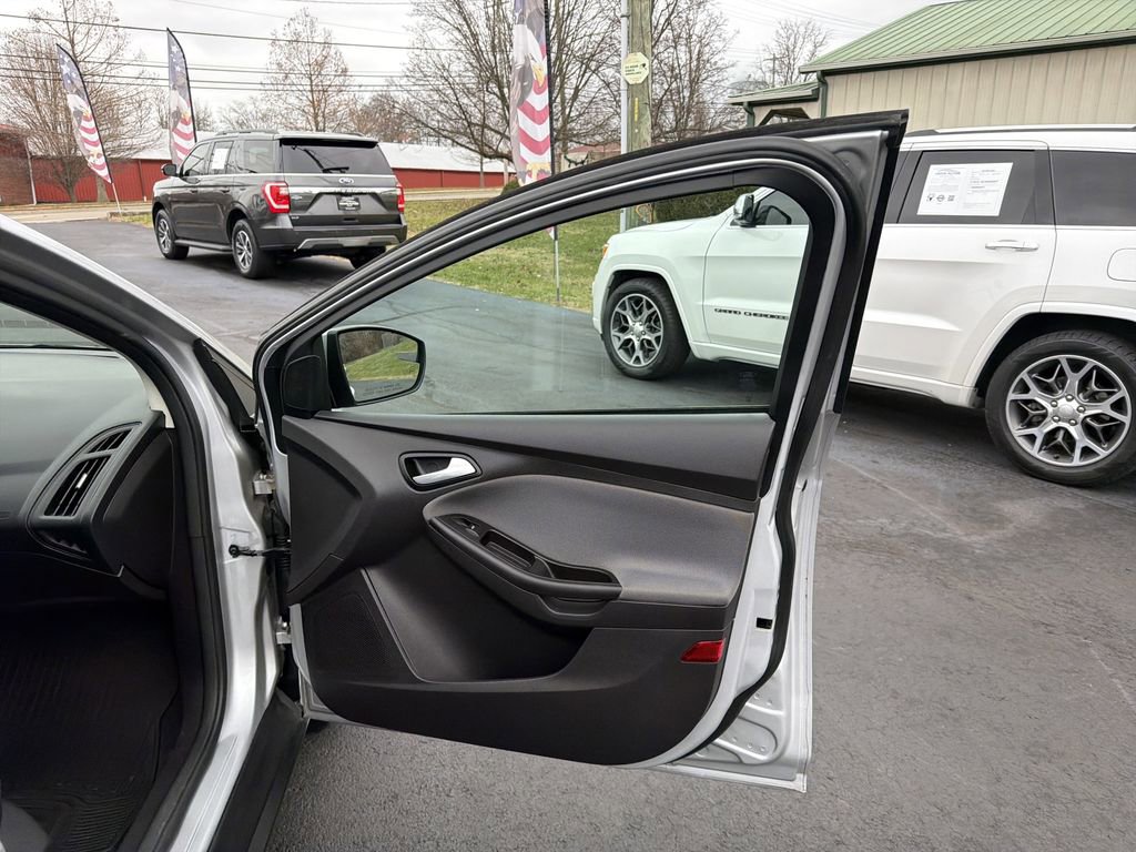 Used 2014 Ford Focus SE w/ SE Winter Package FWD image 27