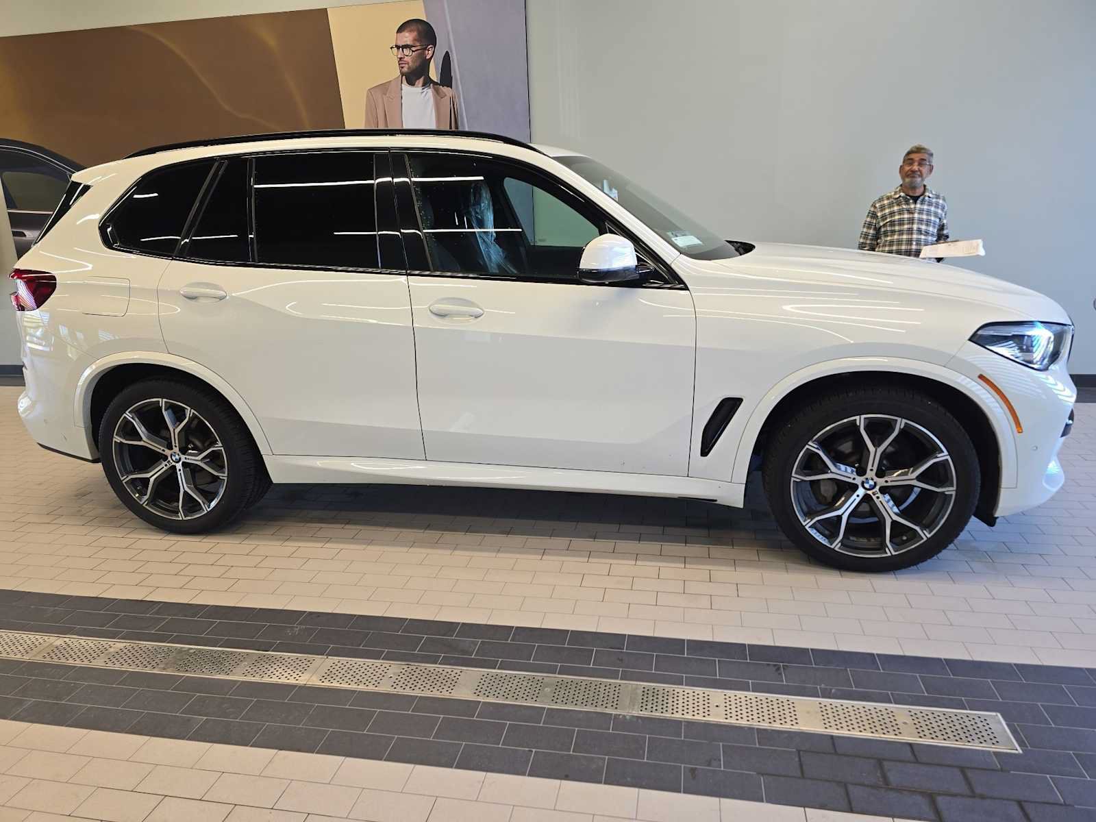 Used 2020 BMW X5 xDrive40i w/ M Sport Package AWD/4WD image 3