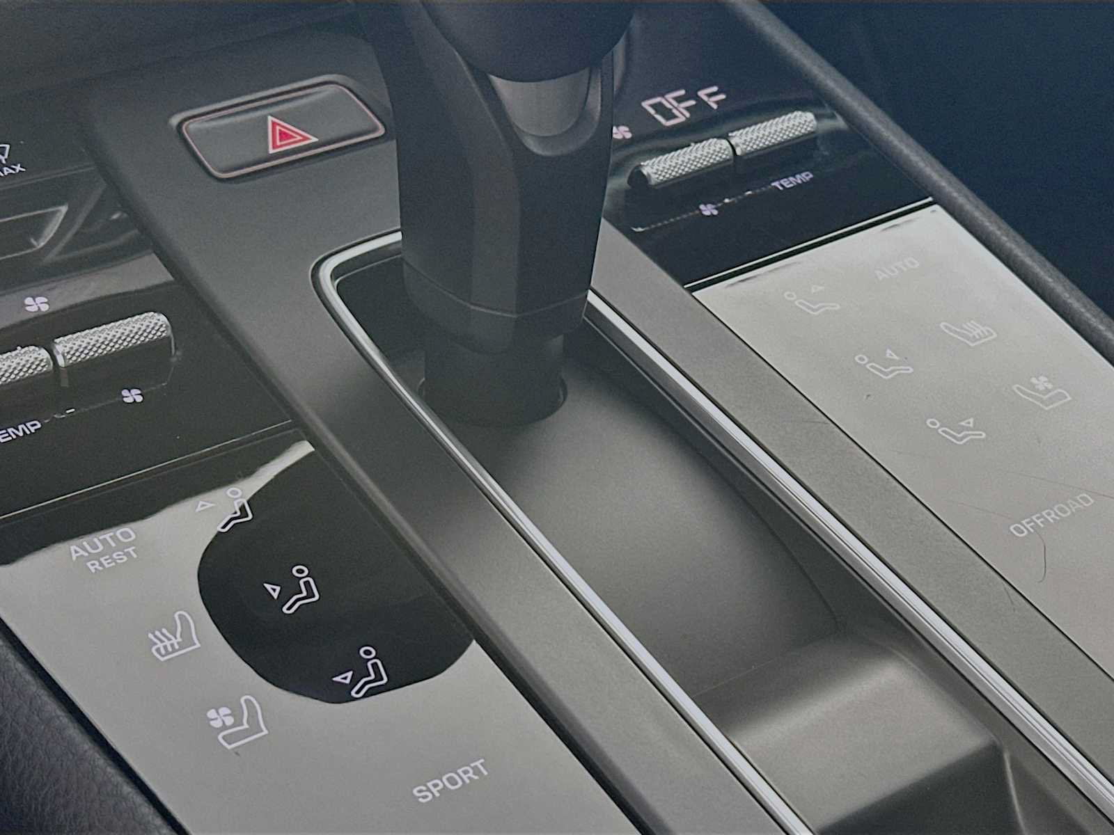 Certified 2025 Porsche Macan AWD/4WD image 22