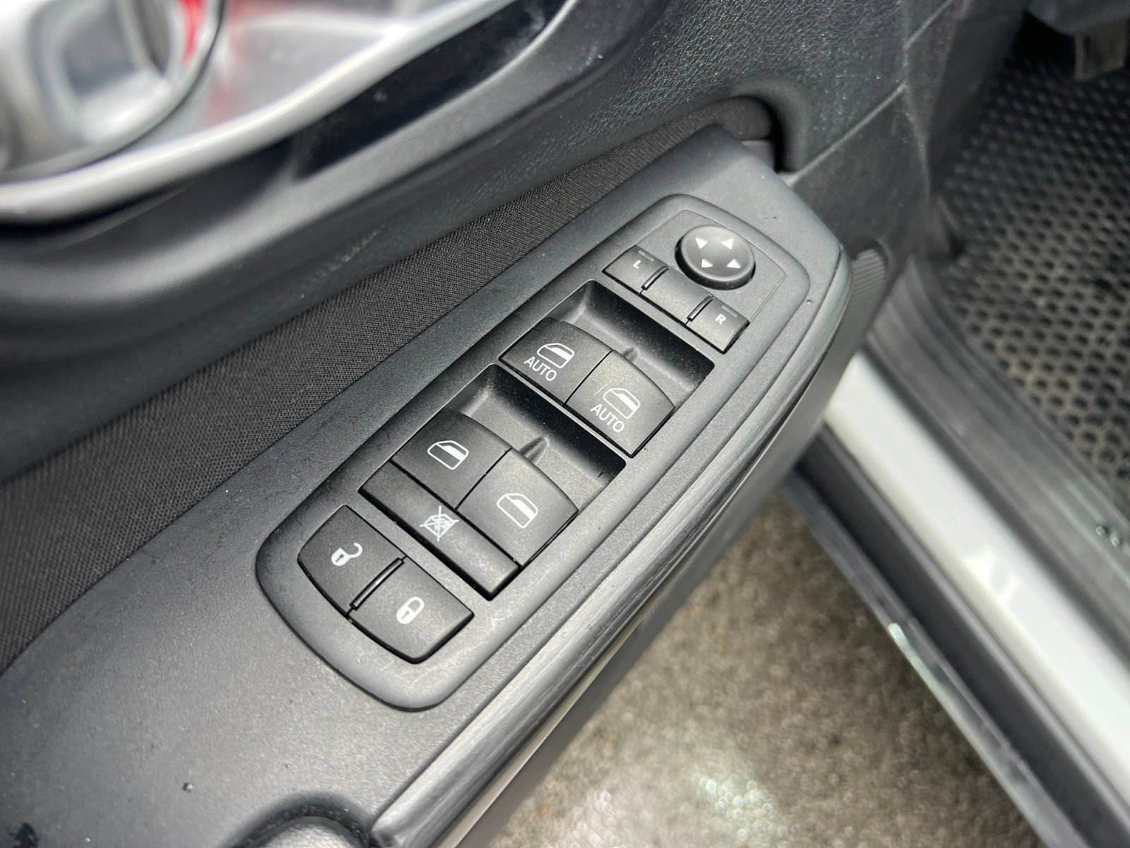 Used 2015 Jeep Cherokee Latitude w/ Cold Weather Group AWD/4WD image 23