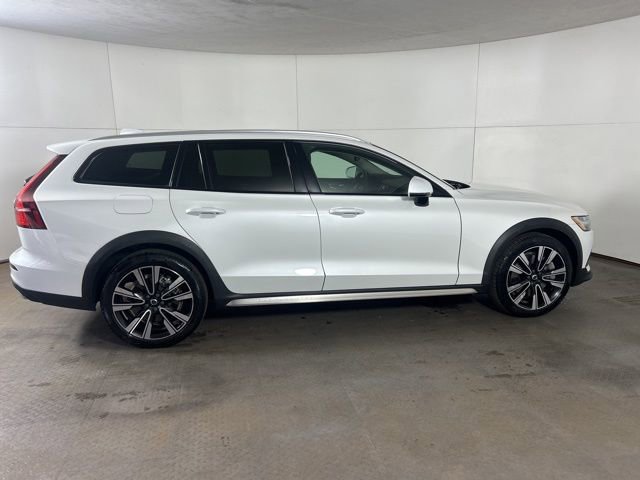 Used 2020 Volvo V60 T5 Cross Country w/ Protection Package Premier image 8