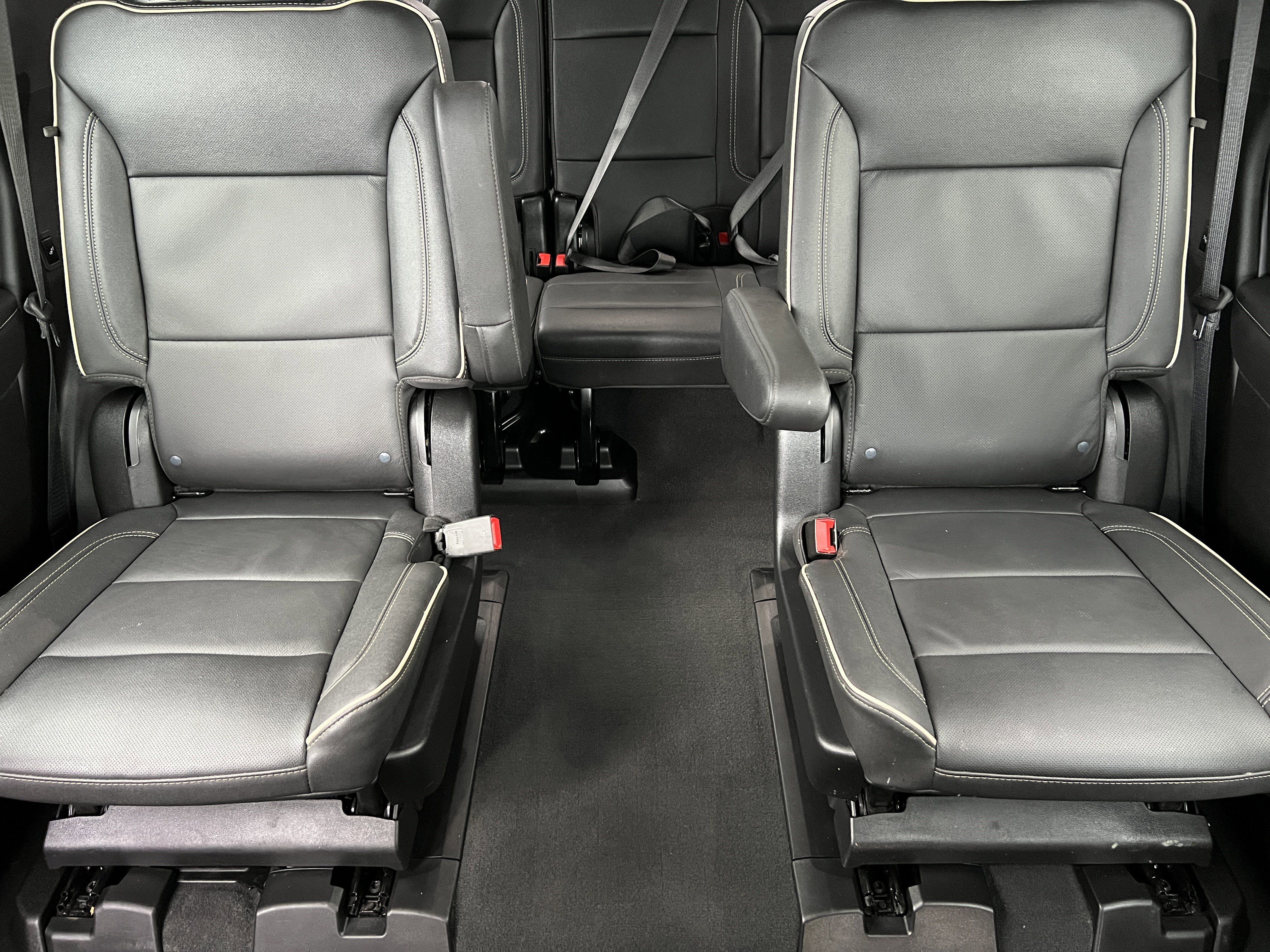 Used 2024 GMC Yukon SLT w/ SLT Luxury Package image 16