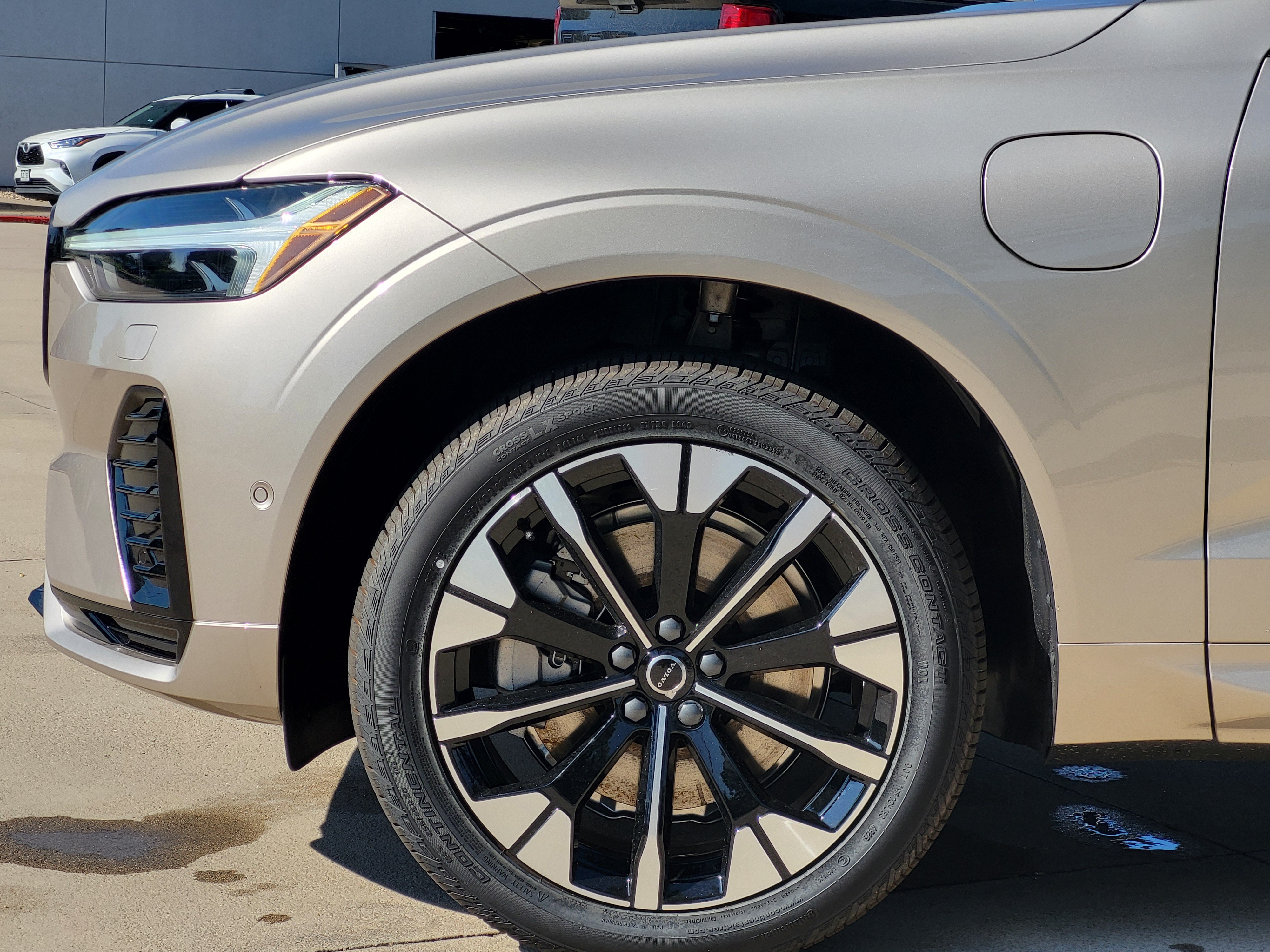 New 2026 Volvo XC60 T8 Plus w/ Protection Package Premier AWD/4WD image 6