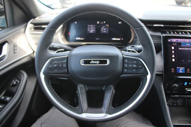 Used 2025 Jeep Grand Cherokee Limited w/ Luxury Tech Group II AWD/4WD image 16