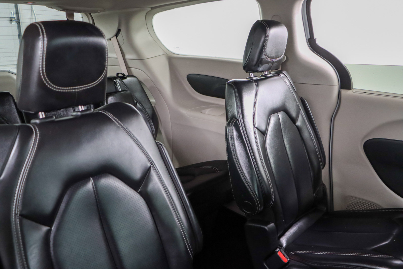 Used 2023 Chrysler Pacifica Touring-L FWD image 28