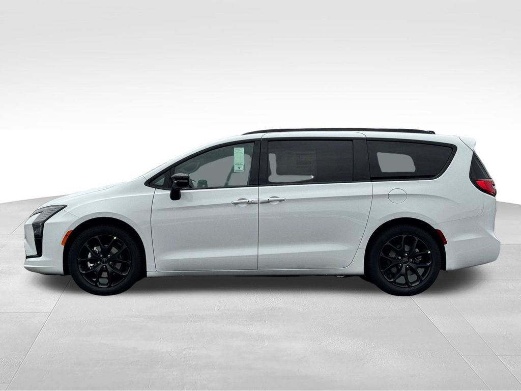 New 2027 Chrysler Pacifica Limited FWD image 4