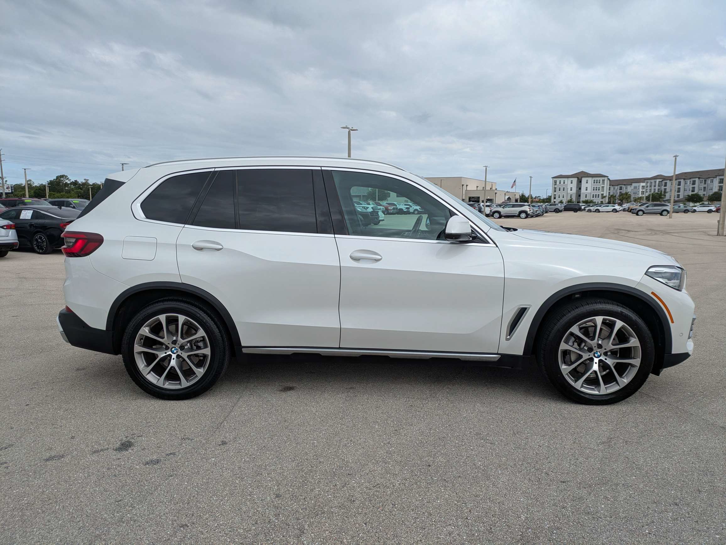 Used 2023 BMW X5 xDrive40i w/ Premium Package AWD/4WD image 4