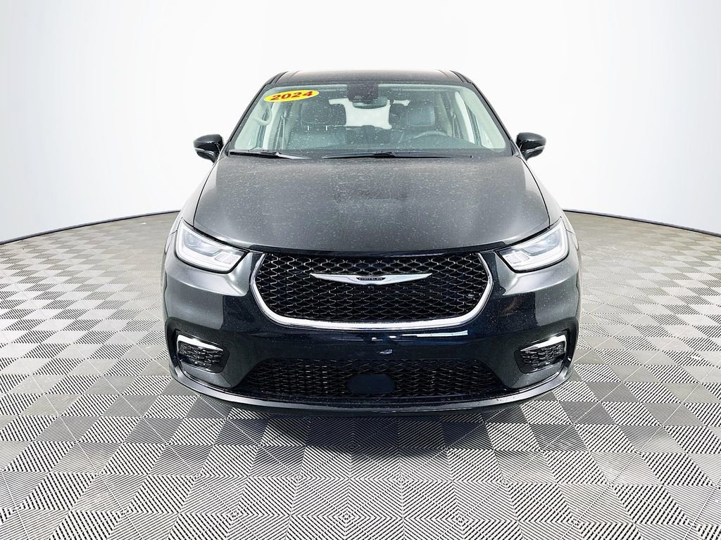 Certified 2024 Chrysler Pacifica Touring-L image 4