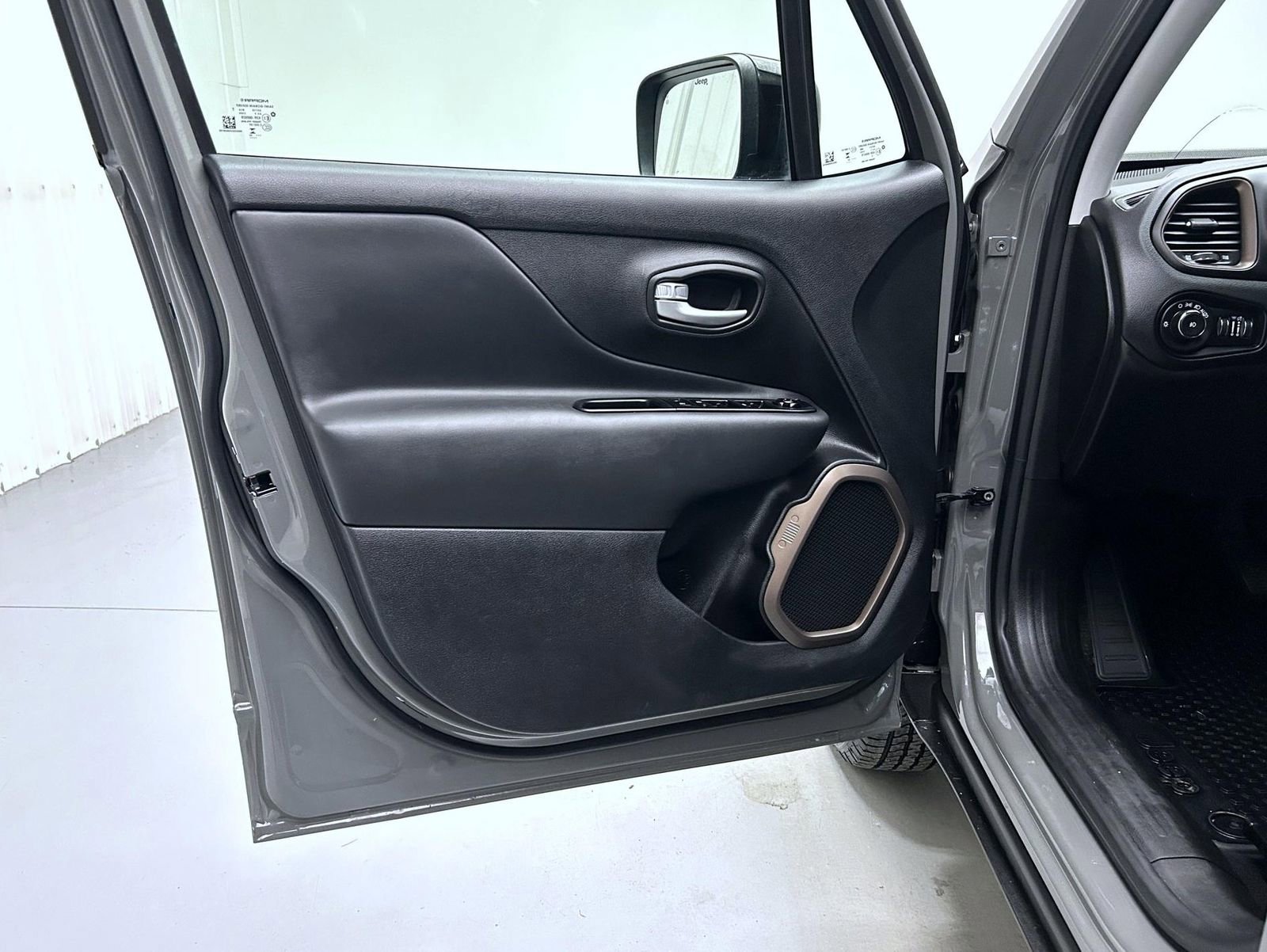 Used 2023 Jeep Renegade Latitude w/ Sun/Sound Group image 9