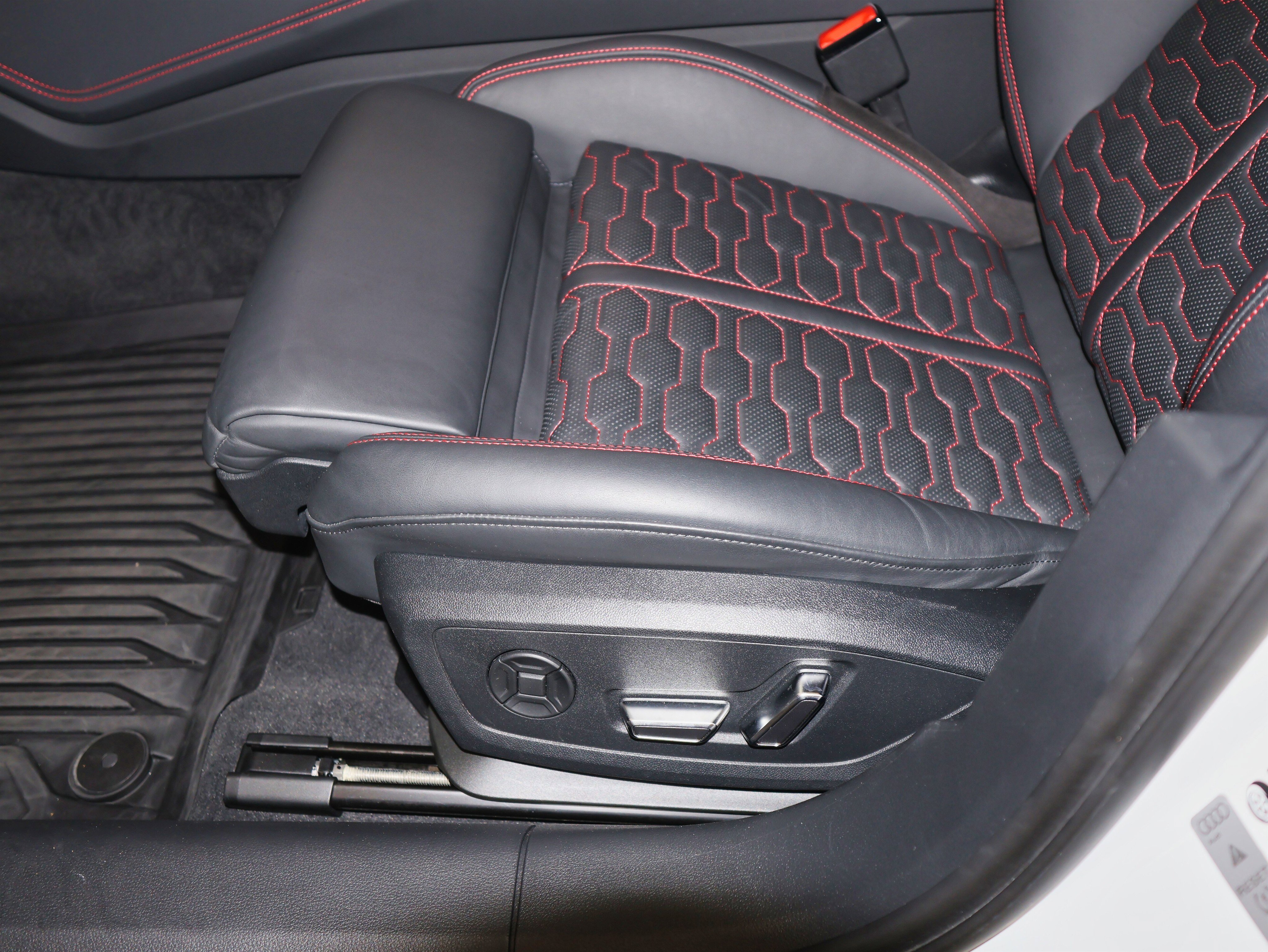 Used 2021 Audi RS 6 w/ Executive Package image 21