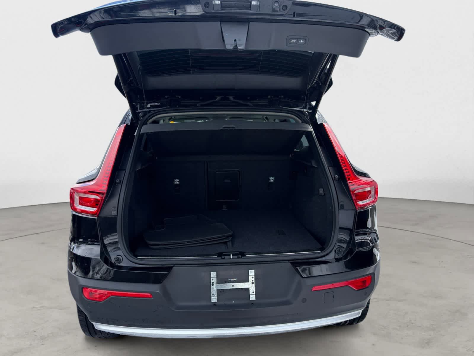 Used 2025 Volvo XC40 B5 Plus image 18
