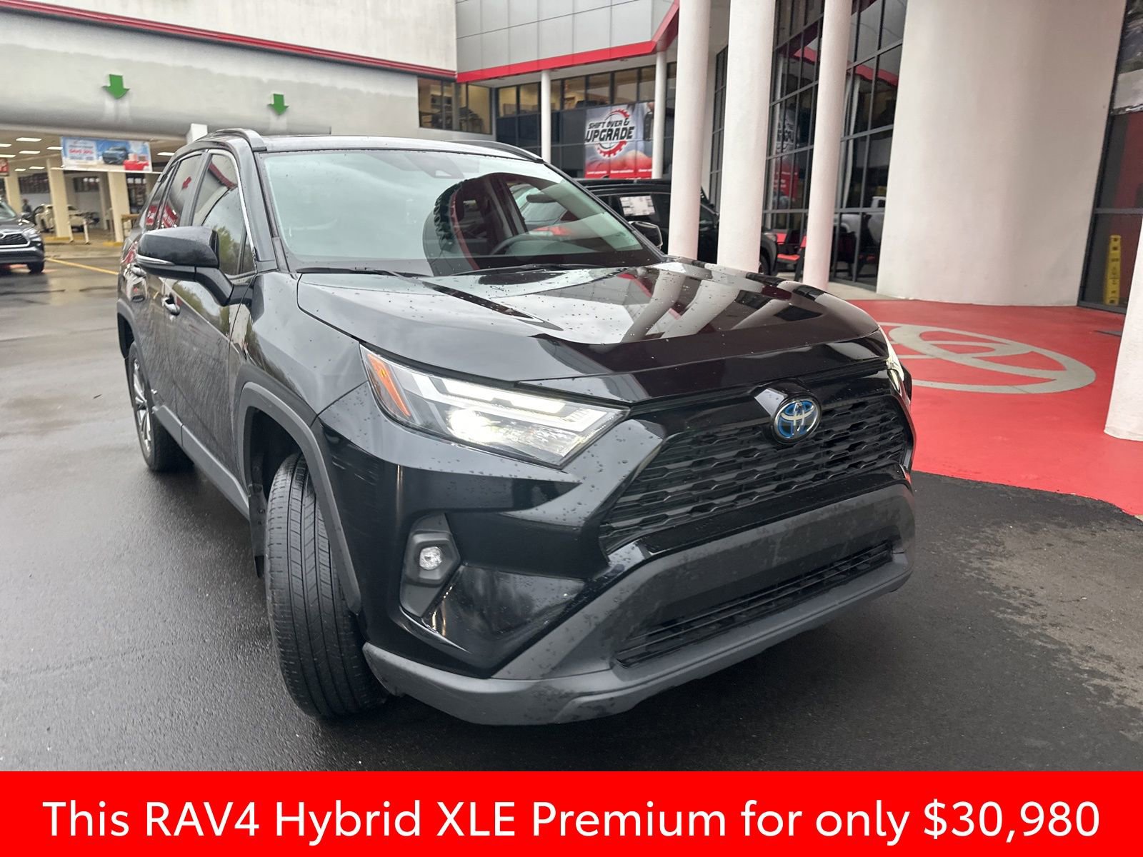 Used 2022 Toyota RAV4 XLE Premium image 3