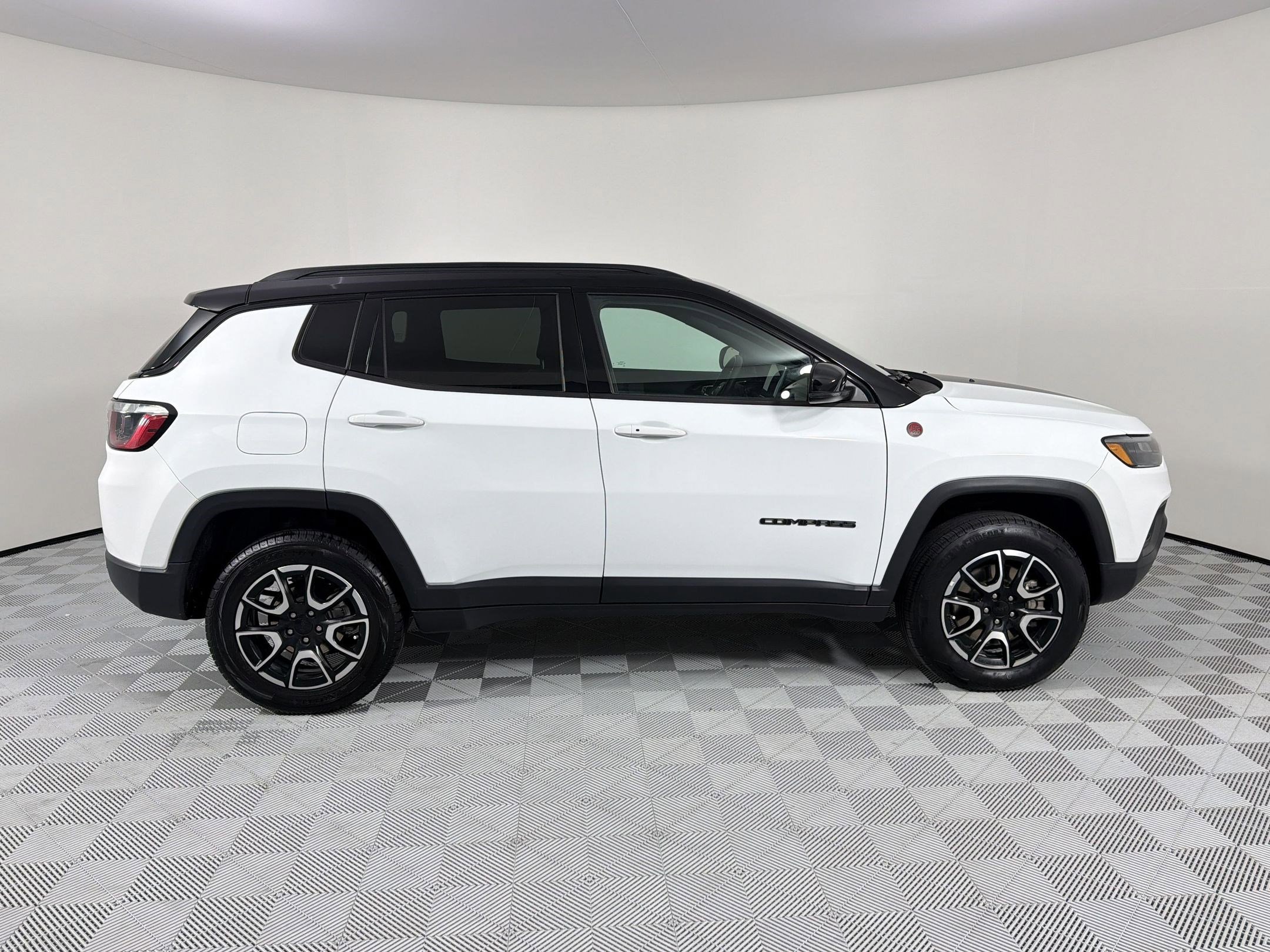 Used 2024 Jeep Compass Trailhawk image 8