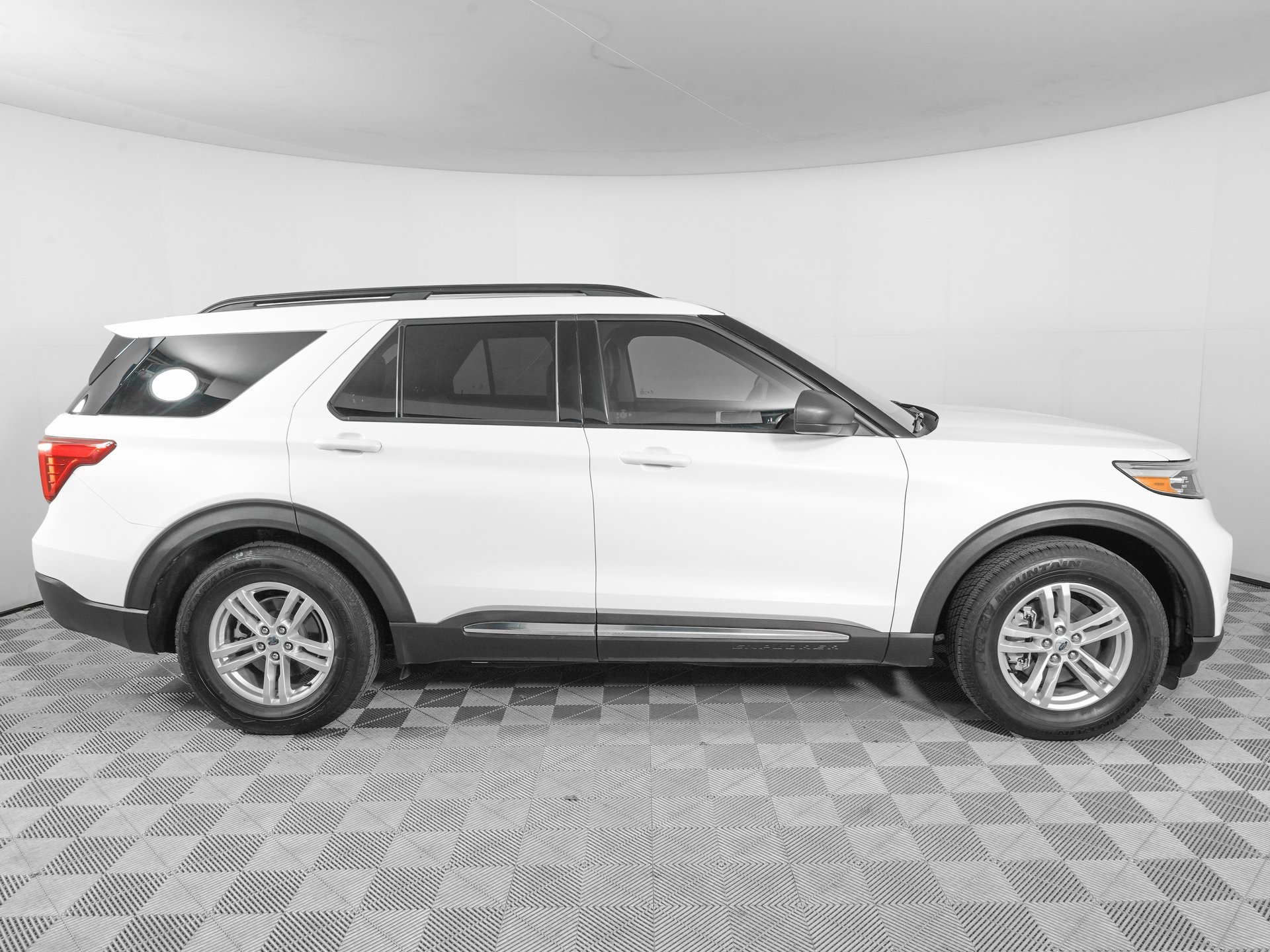 Used 2022 Ford Explorer XLT w/ Equipment Group 202A image 4