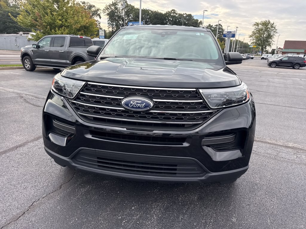 Used 2023 Ford Explorer XLT AWD/4WD image 3