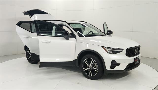 Used 2024 Volvo XC40 B5 Core image 29